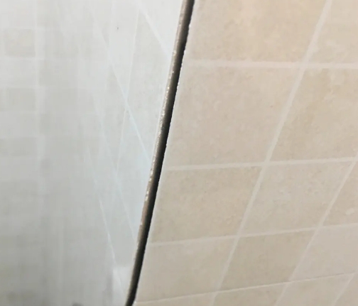 双桥瓷砖空鼓维修公司分享阳台瓷砖脱落的修复过程可以分为以下几个步骤