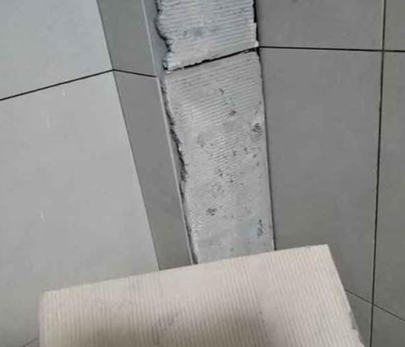 双桥瓷砖空鼓维修公司分享下厨房瓷砖脱落的补救措施。